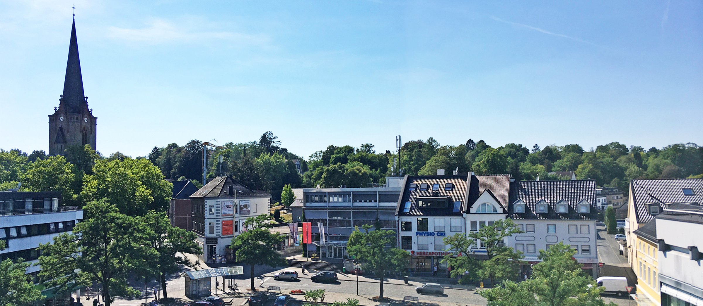dietrich-marktplatz-rathaus Blick über den Marktplatz in Eitorf mit Kirchturm
